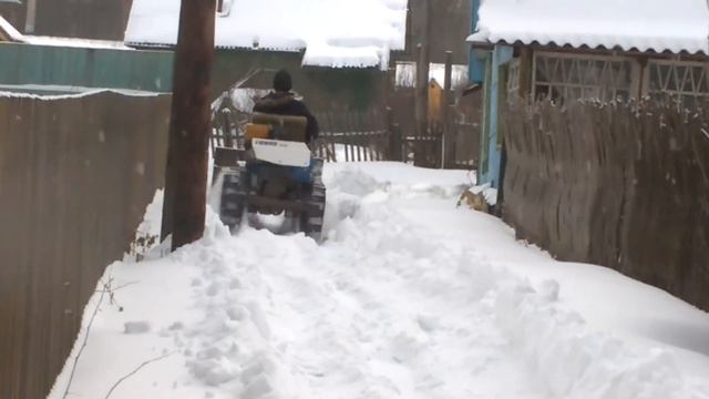 Минитрактор из мотоблока Нева Чистим снег на даче. Homemade mini dozer смотреть онлайн
