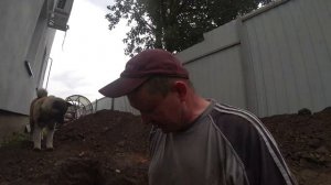 Укладка канализационной трубы, заливка дна колодца.
