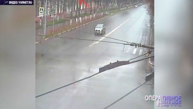 ВИДЕО: водитель на «Весте» промчался на красный и влетел в «пятнашку» смотреть онлайн