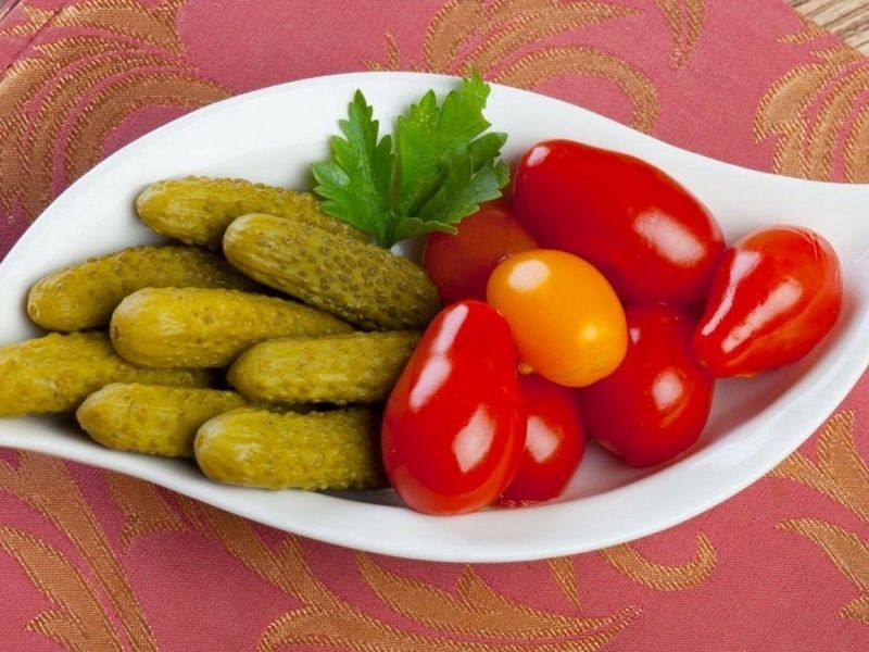 Маринованные огурчики и помидорчики в 3 литровой банке. смотреть онлайн