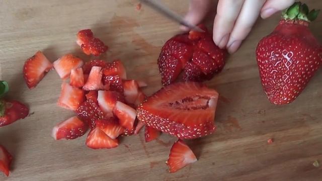 Клубничный Торт "Нежность". Очень вкусный бисквитный торт с клубникой. Biscuit Strawberry Cake смотреть онлайн