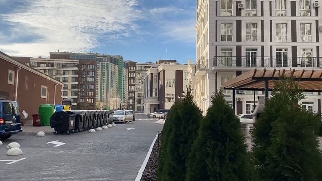 МАЛЕНЬКАЯ ПРОГУЛКА ПО Жилому Комплексу НОВАЯ АНГЛИЯ в Голосеевском районе смотреть онлайн