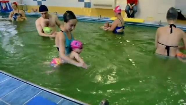 Иванка 1.2 года плавает. Бассейн НЕМО