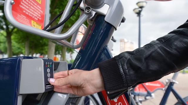 What to know about every public transport in London 🚇 Train vs boat vs bike vs cable Car смотреть онлайн