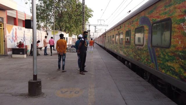 Walking On Indian Railway Station // Nizamuddin Station 4K India