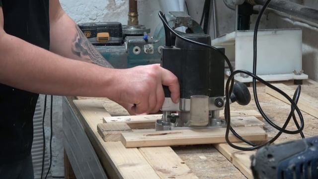 Самодельная поводочница ручным фрезером (Видео 4К) смотреть онлайн