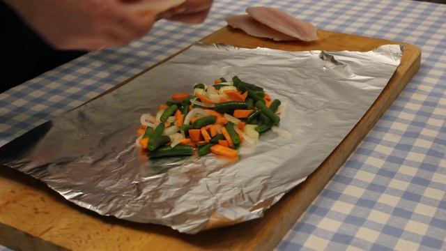 Рыба запеченная в фольге с овощами. Рецепт от EdaDa. смотреть онлайн