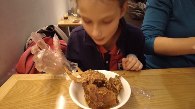 Мясо, бургеры, пельмени, салат. Ужин в китайском ресторанчике смотреть онлайн