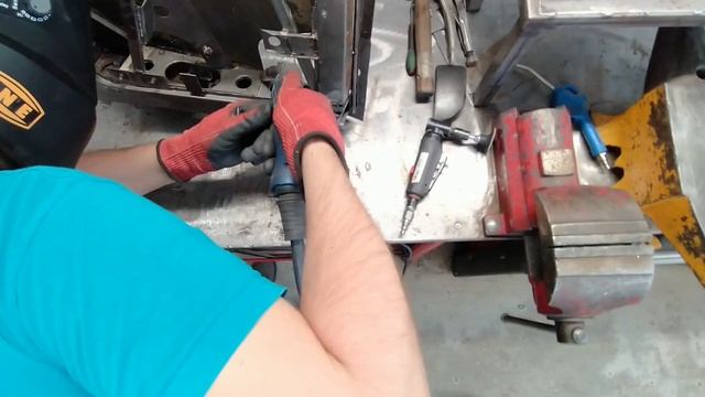 Repairing a rusty Ferrari 250 GTE door смотреть онлайн