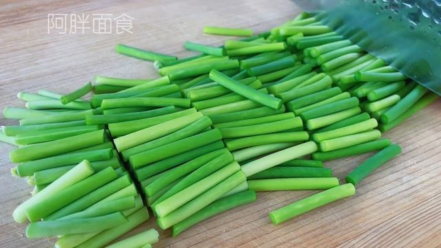 教你在家腌蒜苔，爽脆开胃还不易坏，做法简单，吃过的都说好【阿胖面食】 смотреть онлайн