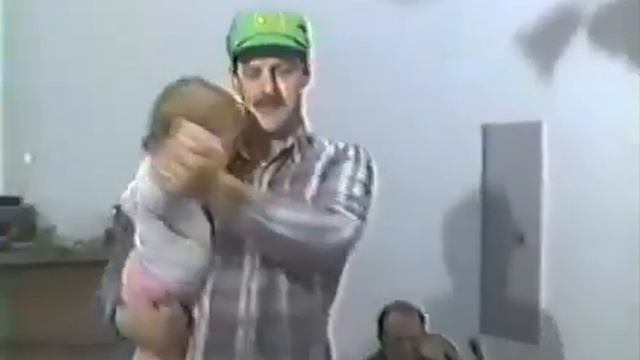 Bob Todd sings to Rebecka Todd in 1989, Benson, NC смотреть онлайн
