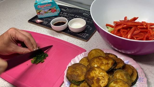 Салат с хрустящими кабачками и сыром Сиртаки. смотреть онлайн