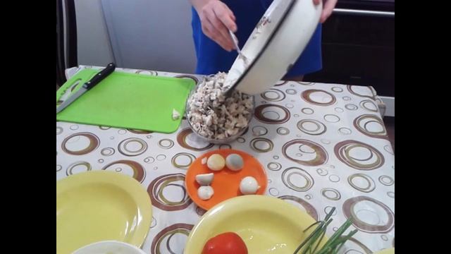 Салат на новый год "Березовая роща"| Салат к праздничному столу с курицей и грибами. смотреть онлайн