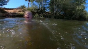 Алиса ныряет в воду