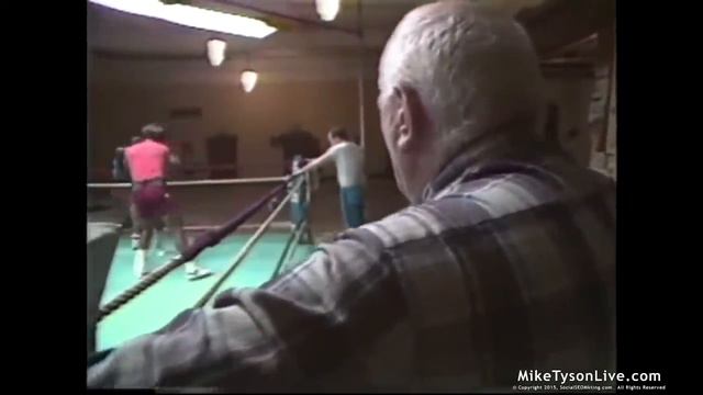 Mike Tyson Vs Jimmy Clark - Sparring A Pro 1983 - Amateur Boxing