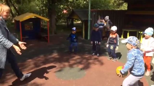 Игра "Горячий мяч" гр №9 "Ягодки" смотреть онлайн