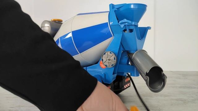 Bruder Man Beton kamyonu oyuncağının incelemesi ve mikser kısmına kum ve su doldurma смотреть онлайн