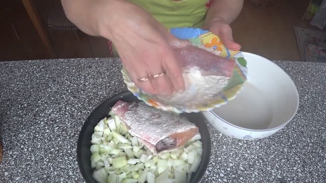 Рыба на луковой подушке. Теперь так часто готовлю, потому что очень вкусно.