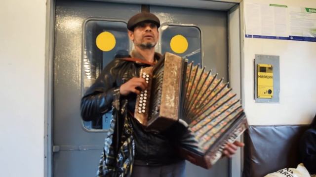 Гармонист-виртуоз!