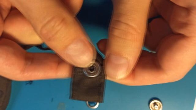 LIFEHACK.How to install a button on clothes without a tool. Ставим кнопку на одежду без инструмента смотреть онлайн