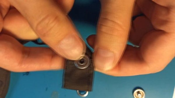 LIFEHACK.How to install a button on clothes without a tool. Ставим кнопку на одежду без инструмента