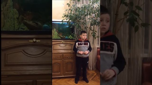 Страна читающая — Михаил Плитчук читает произведение «Ворона и Лисица» И. А. Крылова#страначитающая смотреть онлайн