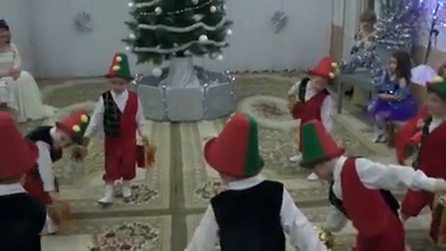 Новогодний утренник 2014 в средней группе.Муз.рук. Максюта Г. В