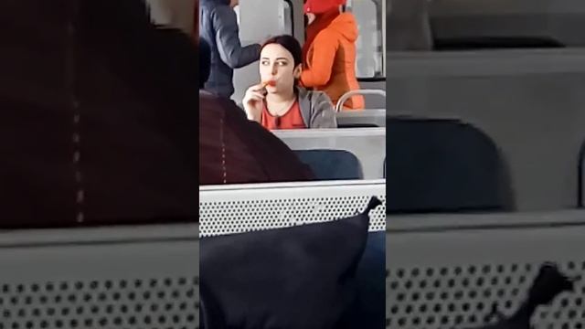 Девушка кушает леденец, засмущала народ смотреть онлайн