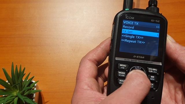 Icom ID52 First look! смотреть онлайн