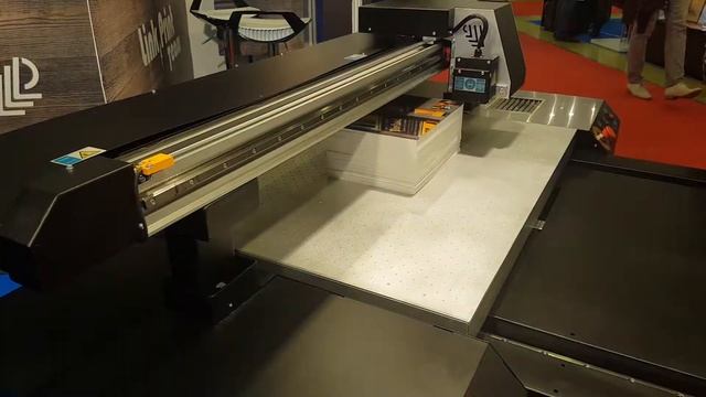 Планшетный УФ принтер LinkPrint FB690 Compact. Пример печати лаком по стеклу. смотреть онлайн