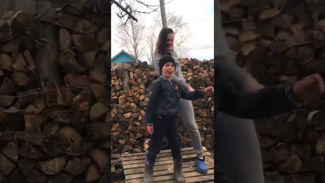 Плачу на техно. смотреть онлайн