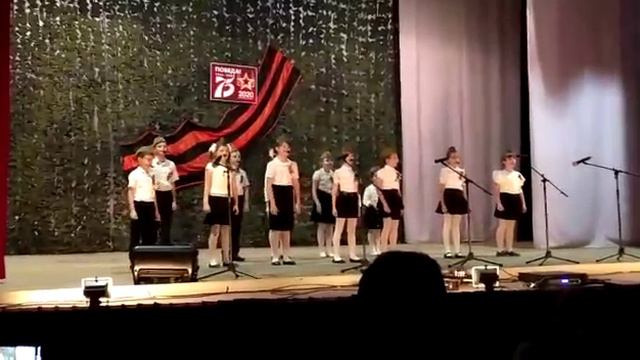 Идёт солдат по городу Фестиваль военной песни. Поёт детская вокальная группа "Карусель" смотреть онлайн