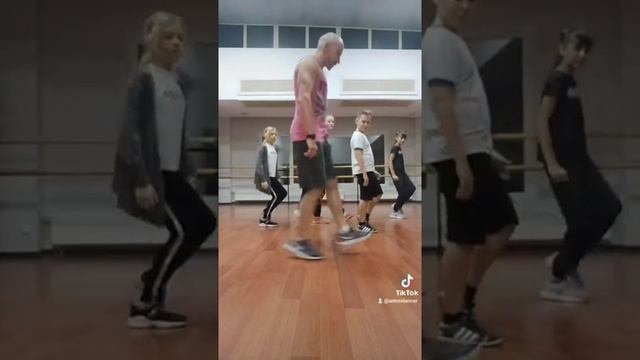 УЧИМСЯ ТАНЦЕВАТЬ НОГАМИ! ТАНЦЫ ДЛЯ НАЧИНАЮЩИХ. смотреть онлайн