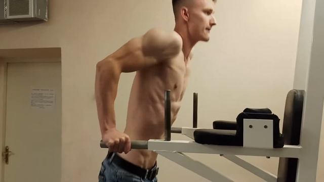 На брусьях 50 раз. Отжимания на брусьях. Отжимания на брусьях на максимум. смотреть онлайн