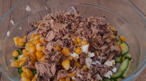 Просто доступно и очень вкусно. Салат с тунцом и пекинской капустой.