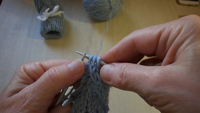 Пинетки по кругу спицами, без шва. смотреть онлайн
