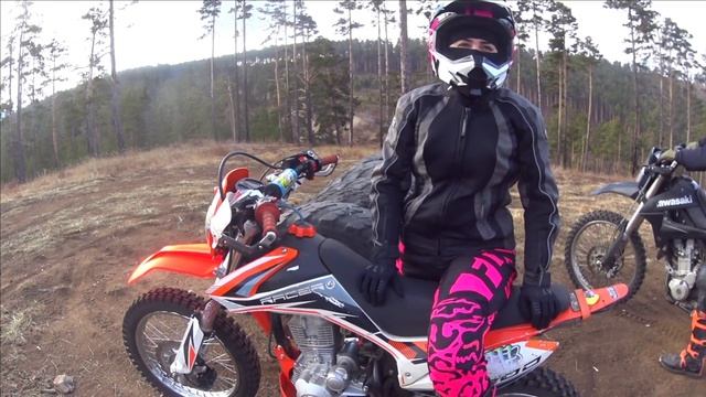 Эндуро-девушка на тренировке Эндуро-исполнителей))), немного базы про стойку и подъём колеса. смотреть онлайн