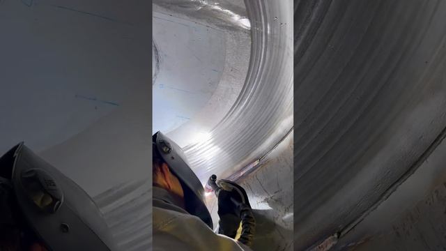 Как собрать бочку??️Ребята делают это впервые.Усиление корня рубашки и зачистка шва обечайки.#sst смотреть онлайн