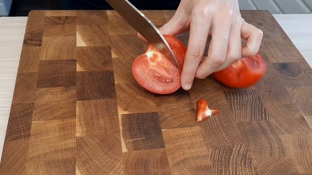 Теплый салат с куриными сердечками в сметане с зеленью и овощами. смотреть онлайн