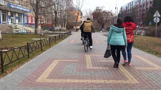 Велосипед с музыкой по городу ,полиция одобряет смотреть онлайн