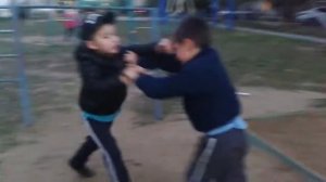 2 малыша дерутся