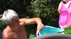 VLOG Надули крутой бассейн с динозаврами и горкой. К нам приедут друзья