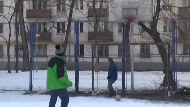 Играем в футбол сдутым мячом зимой!!! смотреть онлайн
