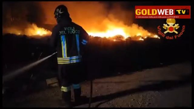 Incendio sulla SP 330 Dragoni-Alife. Intervento immediato dei Vigili del Fuoco смотреть онлайн