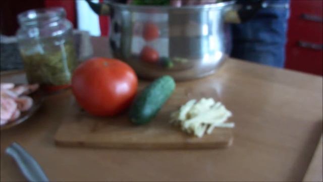 Суши с креветками, огурцом, и одуванчиком смотреть онлайн
