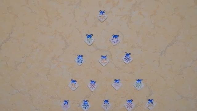 Вышивка крестиком. Снежинки и ёлка из вышитых крестом снежинок. смотреть онлайн