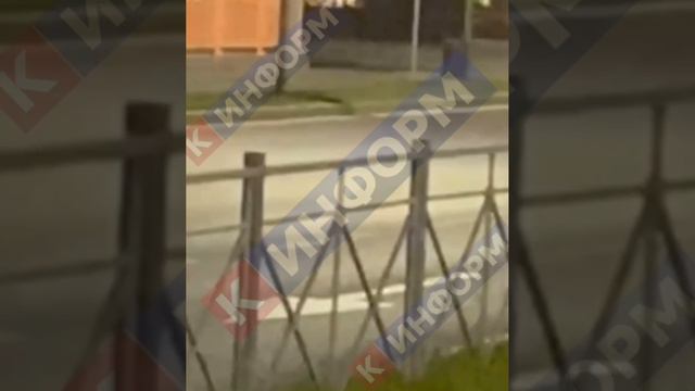 В Сургуте полиция разыскивает девочку, разгуливающую по городу с ножами и в устрашающей маске смотреть онлайн