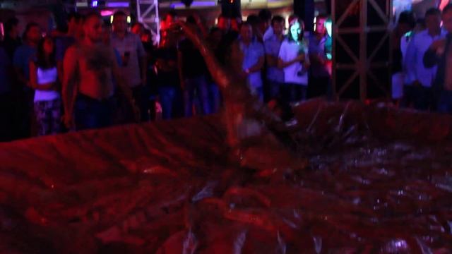 Клубника в шоколаде в Ночном клубе «VELES» Брянск 13.07.2013 смотреть онлайн