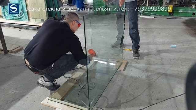Демонтаж витрины склеенного на УФ-клей . Dismantling of a showcase glued with UV glue смотреть онлайн