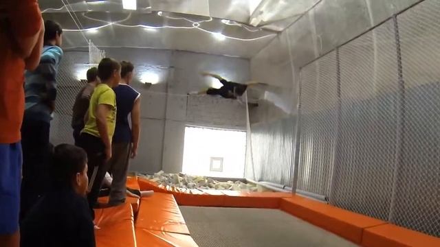 Krutilka академии паркура A'cross В гостях у Corky Hall смотреть онлайн